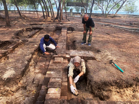 Conducts Archaeological Excavation on Onrust Island